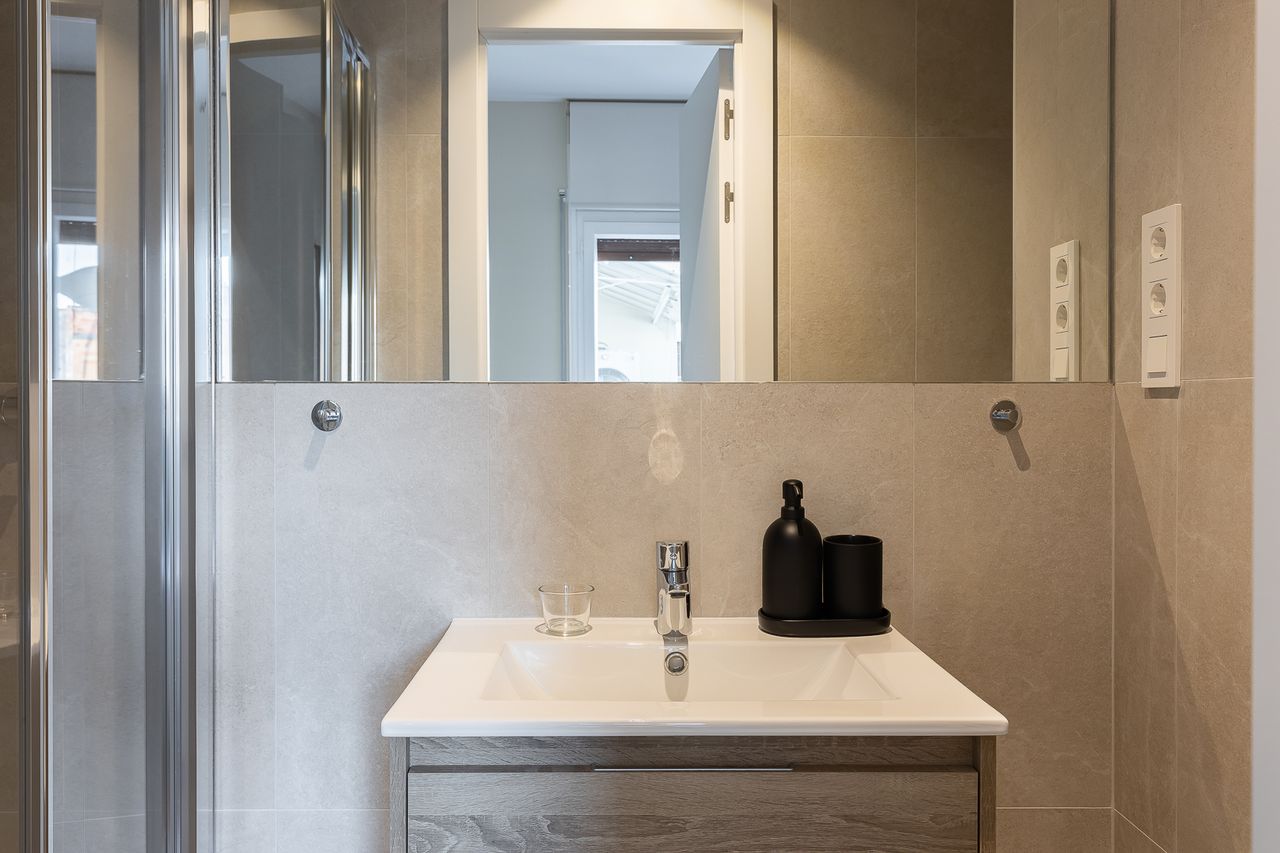 Corsega 396 Individual superior con baño privado 5