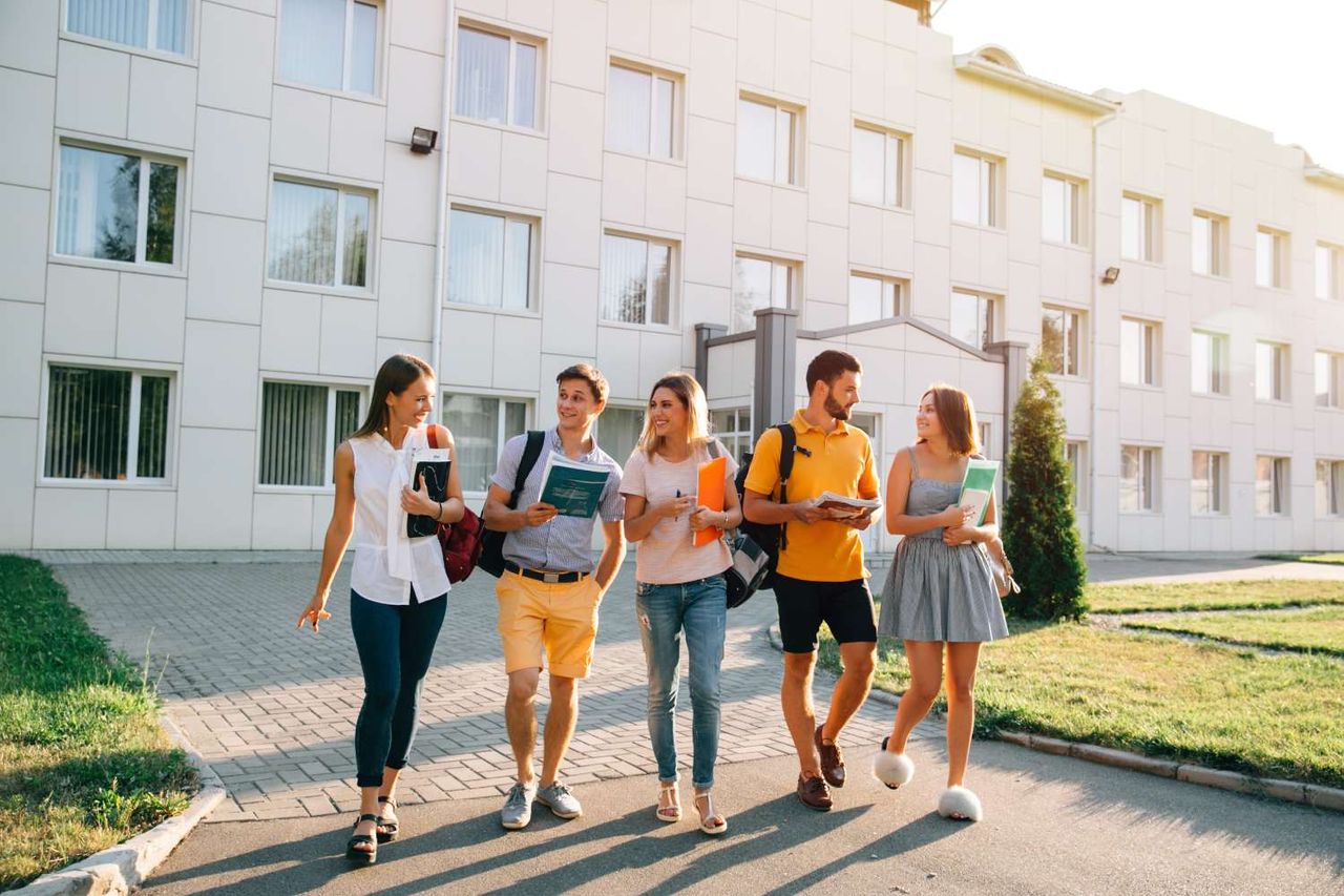 ¿Residencia universitaria o piso de estudiantes?