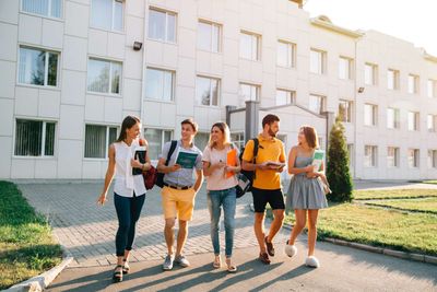 ¿Residencia universitaria o piso de estudiantes?