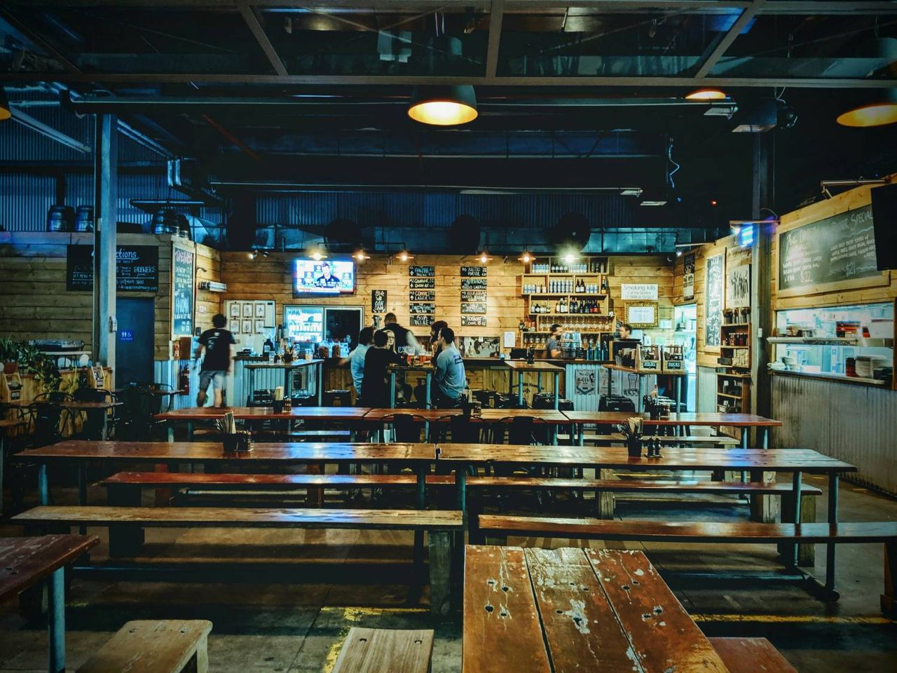 Bares universitarios en Madrid que no puedes perderte: vive el mejor ambiente estudiantil